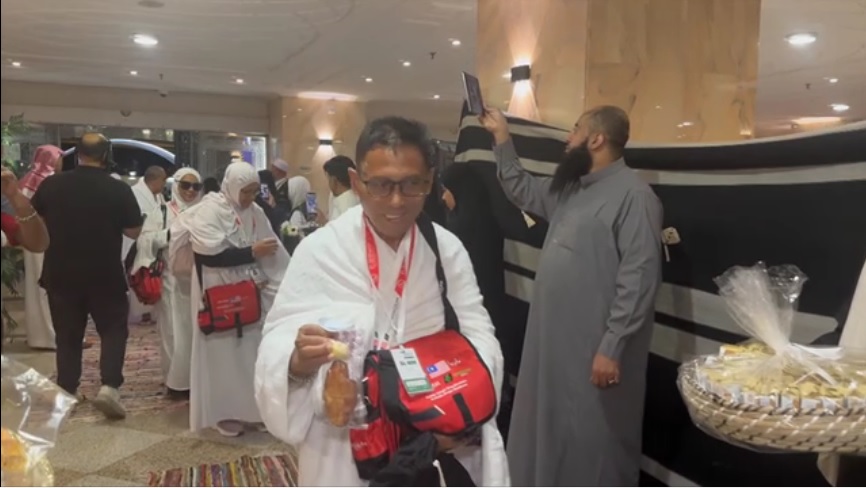 Sebahagian daripada 838 jemaah haji Malaysia yang tiba di Mekah diberi sambutan meriah